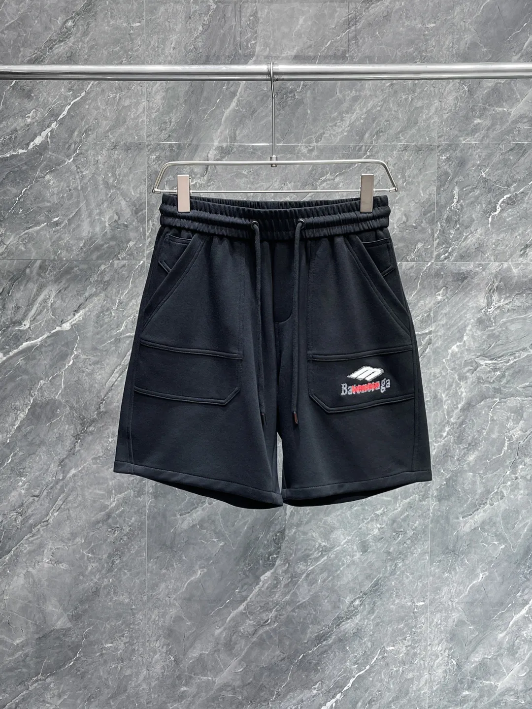 Balenciaga's three-standard complete 2026 summer New Arrival men's casual shorts, advanced custom-made Breathable fabric, Breathable fabric, extremely stretchy and comfortable, impeccable details, top-grade accessories, original logo design concept, delicate and soft feel! The upper body fit is awesome! Size: M-XXXL Please state your height and weight when ordering